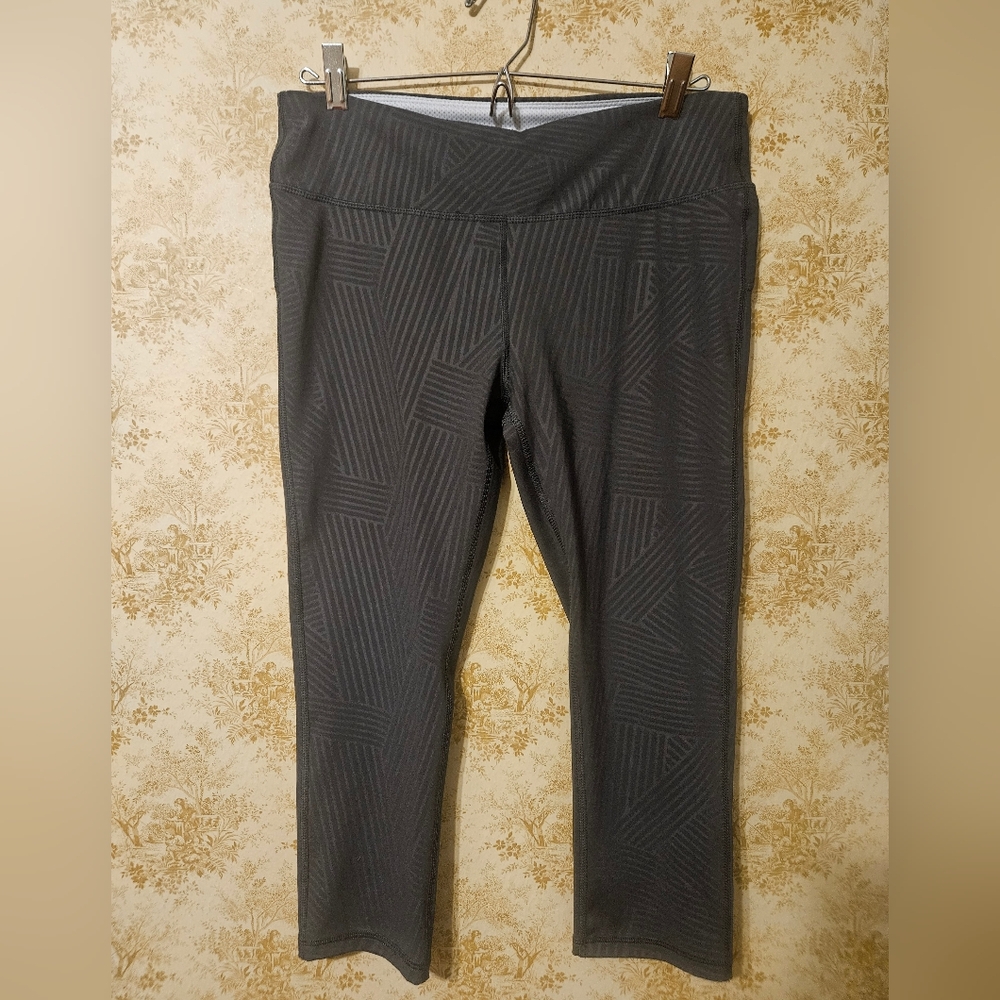 Marika Grey Pattern Capri Leggings